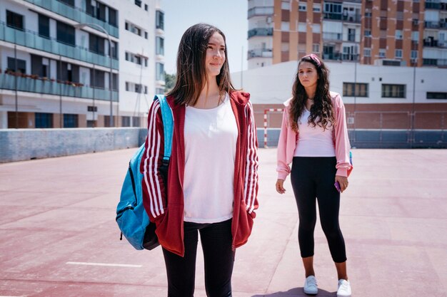 Jeunes filles dans la cour