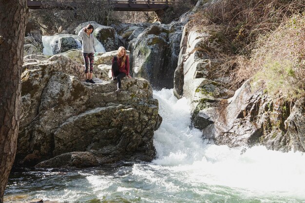 Jeunes filles jouissant de la nature