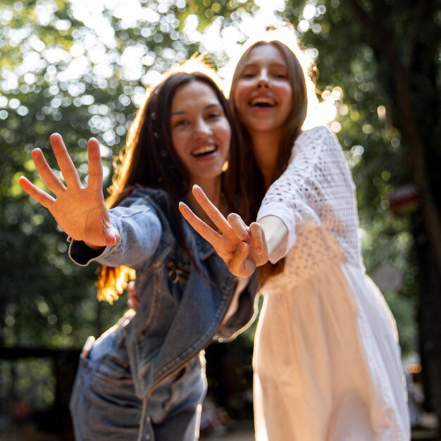 Jeunes filles ludiques à faible angle