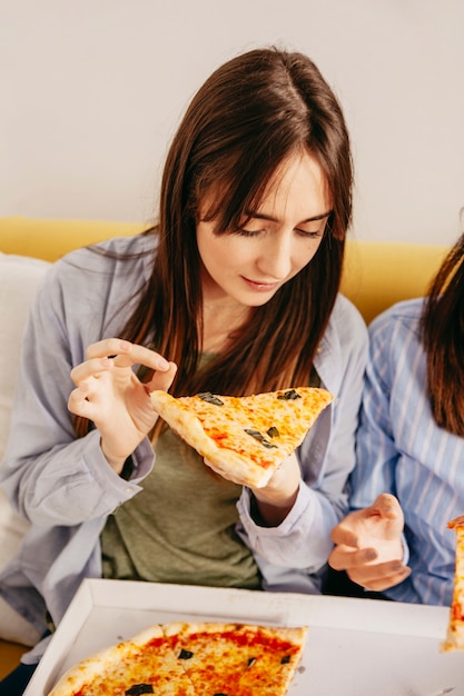 Jeunes filles, manger, pizza