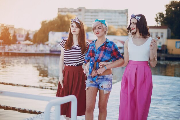 Les jeunes filles marchant le long d&#39;une promenade au coucher du soleil