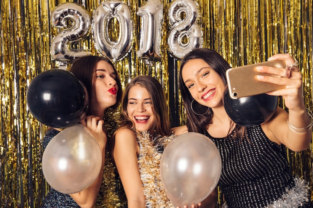Jeunes filles prenant selfie sur la fête du nouvel an