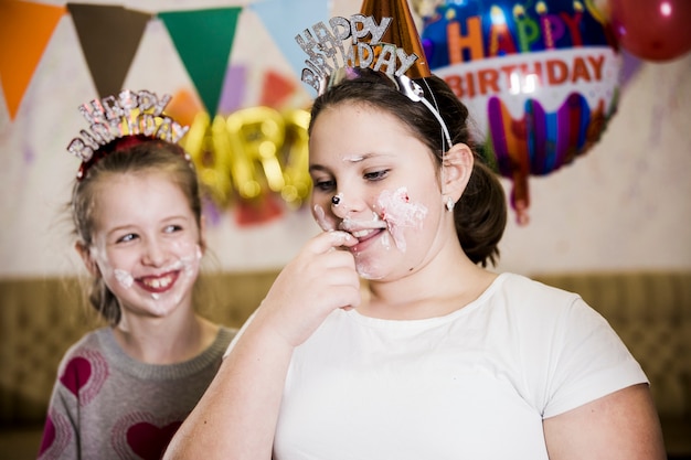 Photo gratuite jeunes filles s'amusant à la fête d'anniversaire