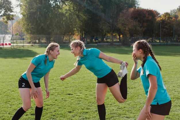 Jeunes filles s'échauffant sur un terrain de football