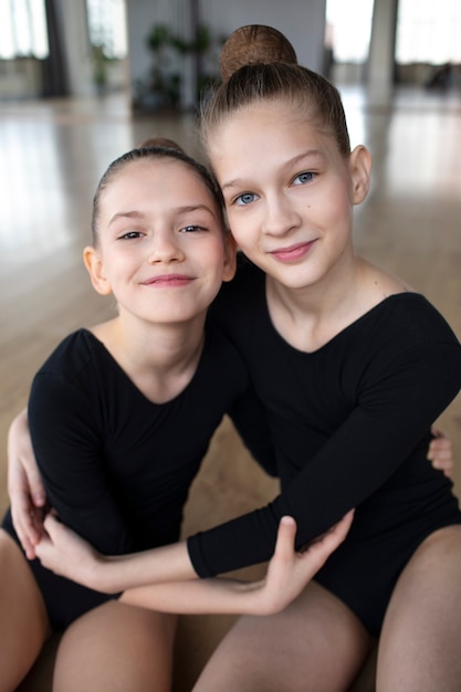 Jeunes filles s'entraînant ensemble en gymnastique