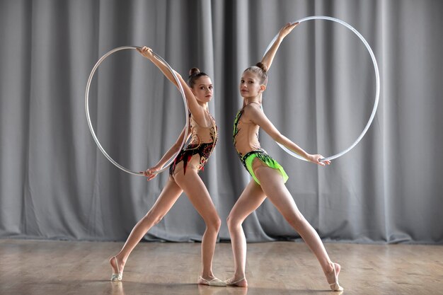 Jeunes filles s'entraînant ensemble en gymnastique