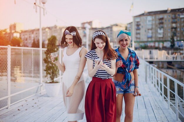 Les jeunes filles vêtues de marche de la mode moderne