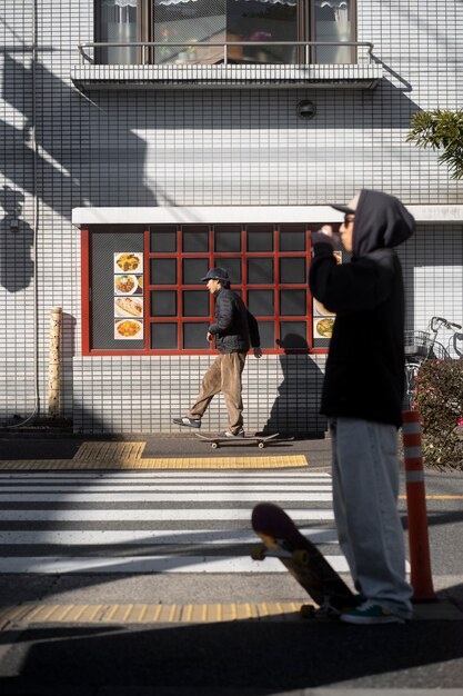 Des jeunes font du skateboard au Japon