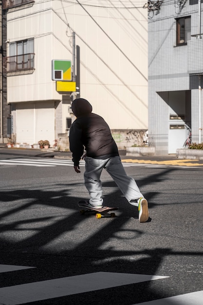Des jeunes font du skateboard au Japon