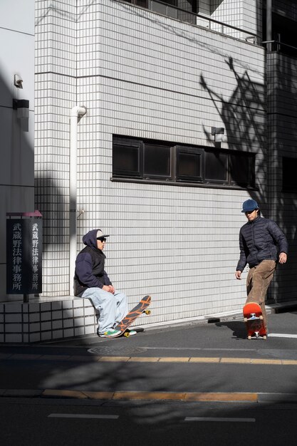 Des jeunes font du skateboard au Japon