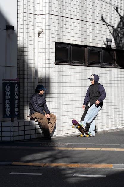 Photo gratuite des jeunes font du skateboard au japon