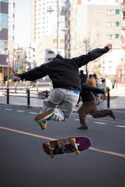 Des jeunes font du skateboard au Japon