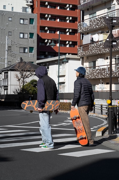 Des jeunes font du skateboard au Japon