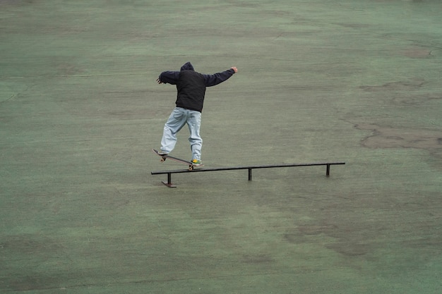 Des jeunes font du skateboard au Japon