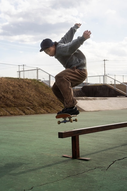 Photo gratuite des jeunes font du skateboard au japon