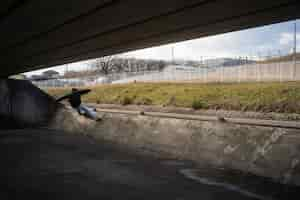 Photo gratuite des jeunes font du skateboard au japon