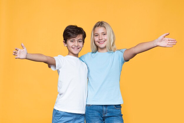 Jeunes frères et sœurs avec bras ouverts pour un câlin