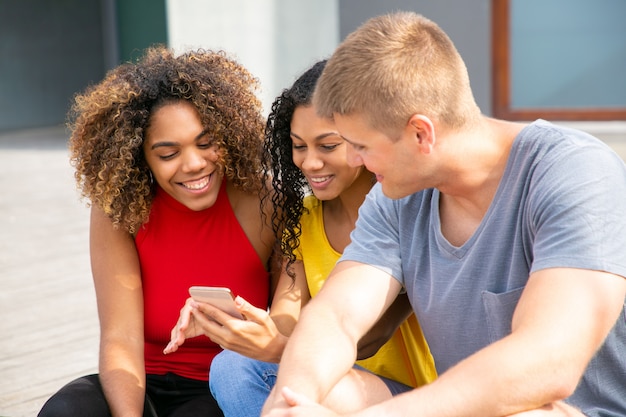 Jeunes gais à l'aide de smartphone