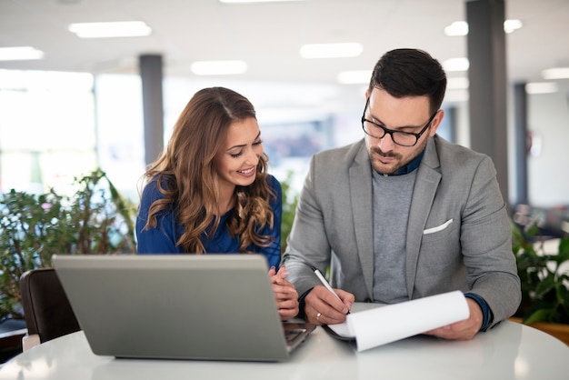 Jeunes gens d'affaires dans un bureau moderne travaillant sur une solution et ayant une réunion sur un nouveau projet