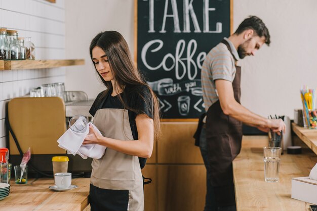 Jeunes gens travaillant au café