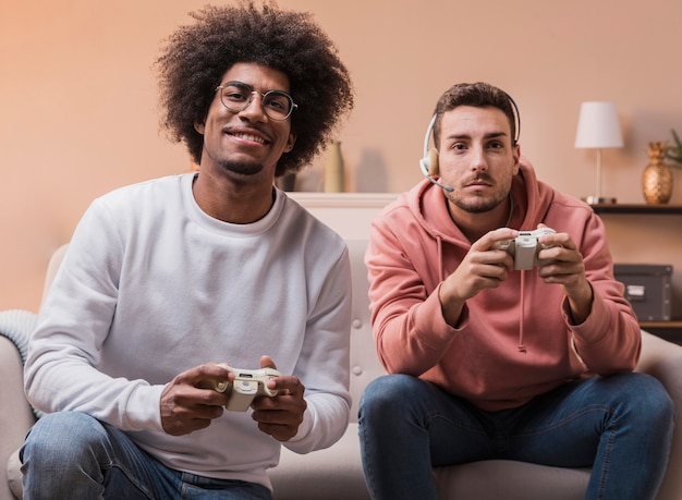 Photo gratuite jeunes hommes jouant à des jeux