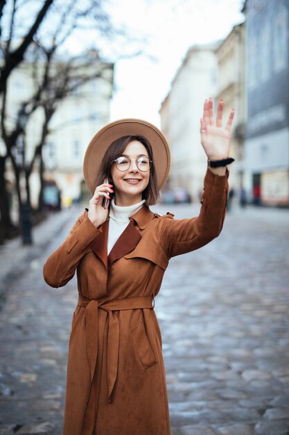 Les jeunes intéressés à marcher dans la rue dans une chaude journée d'automne