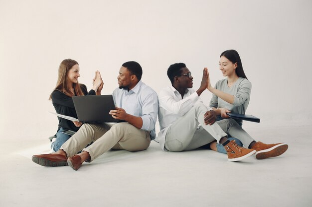 Jeunes internationaux travaillant ensemble et utilisant l'ordinateur portable