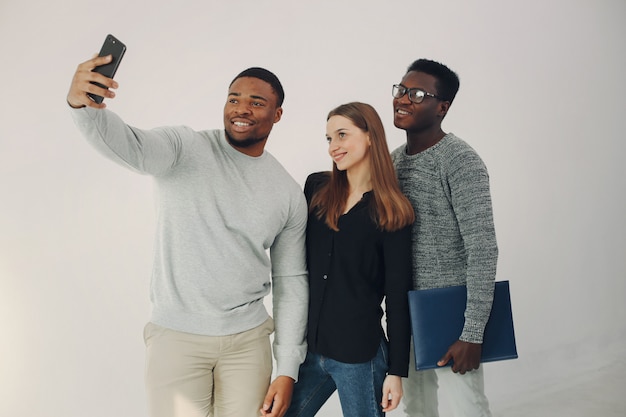 Jeunes internationaux travaillant ensemble et utilisant l'ordinateur portable