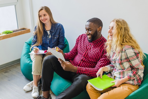 Jeunes avec des livres posant