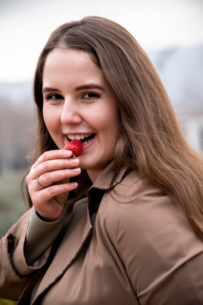 Photo gratuite des jeunes mangeant des baies dans la rue.