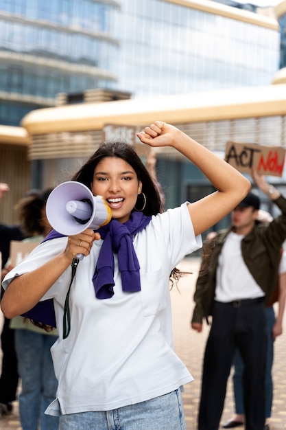 Photo gratuite les jeunes militants passent à l'action