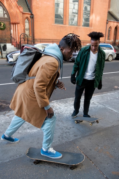 Photo gratuite les jeunes en mobilité durable