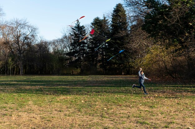 Les jeunes montent leur cerf-volant