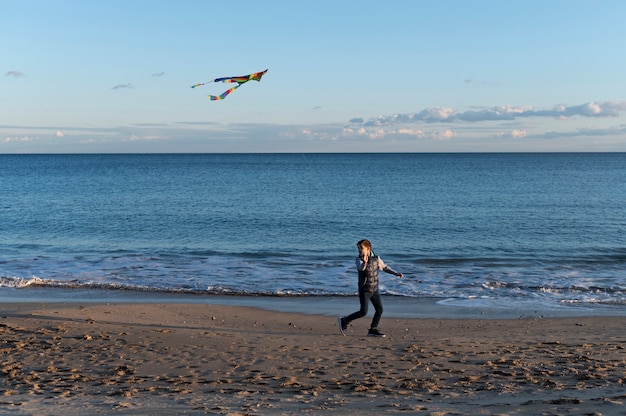 Les jeunes montent leur cerf-volant