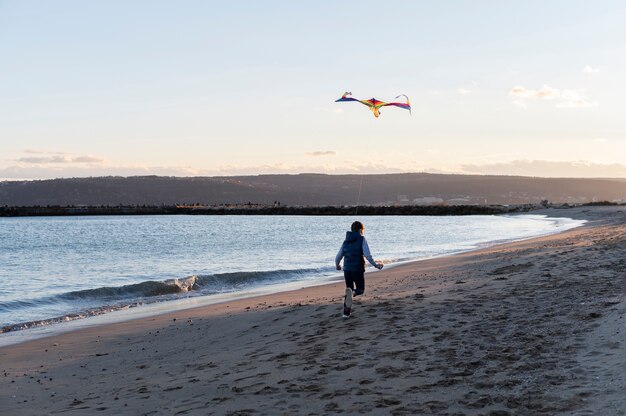 Les jeunes montent leur cerf-volant