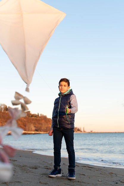 Photo gratuite les jeunes montent leur cerf-volant