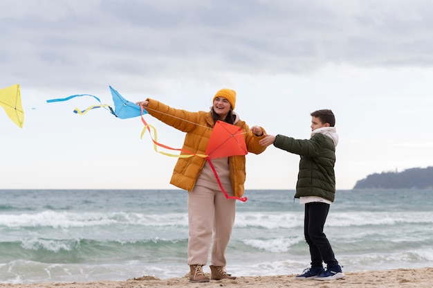 Les jeunes montent leur cerf-volant