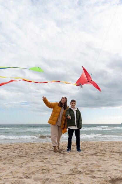 Les jeunes montent leur cerf-volant