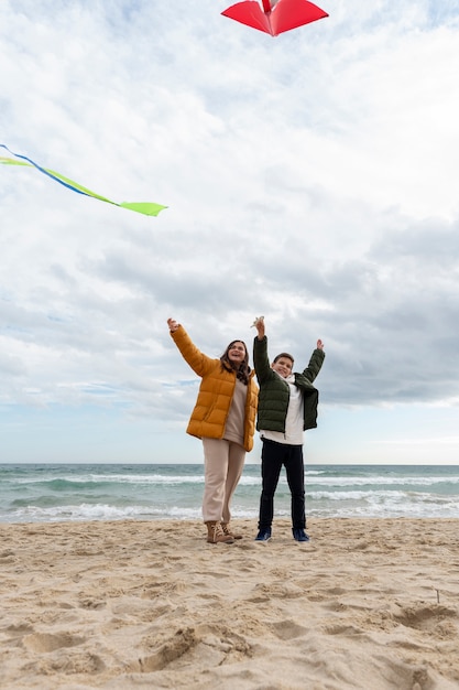 Les jeunes montent leur cerf-volant