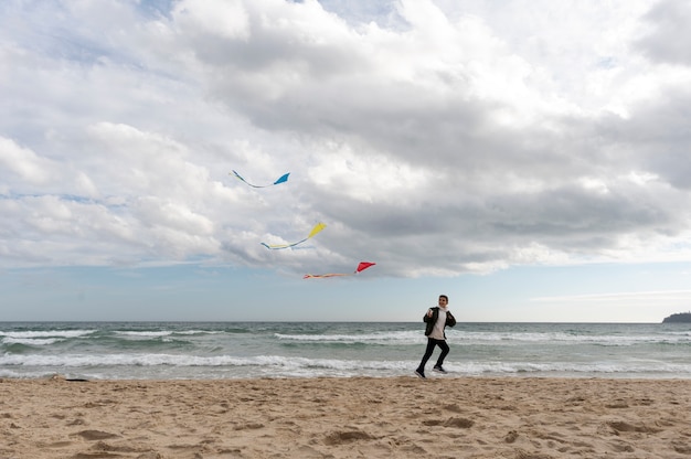 Photo gratuite les jeunes montent leur cerf-volant