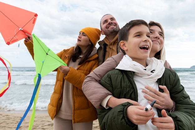 Les jeunes montent leur cerf-volant