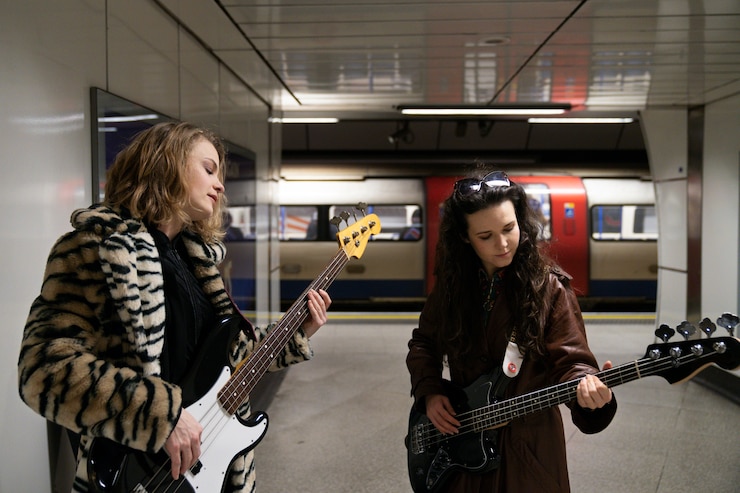 Photo gratuit jeunes musiciens chantant dans la ville