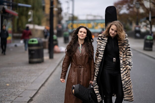 Jeunes musiciens chantant dans la ville