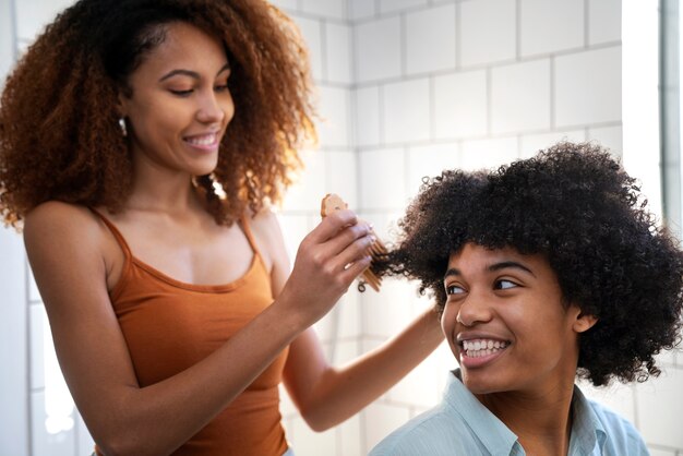 Jeunes noirs prenant soin des cheveux afro