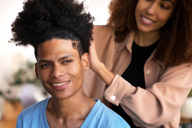 Jeunes noirs prenant soin des cheveux afro