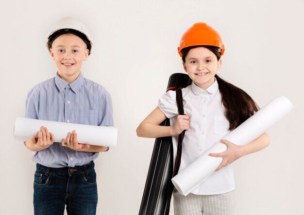 Jeunes ouvriers du bâtiment coup moyen