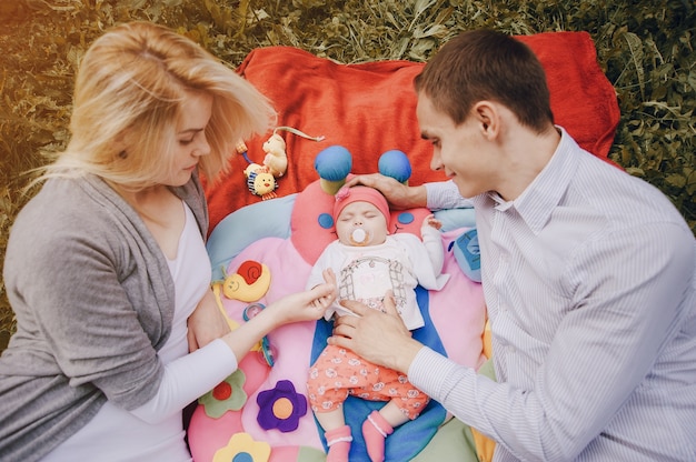 Les jeunes parents qui cherchent à leur bébé endormi