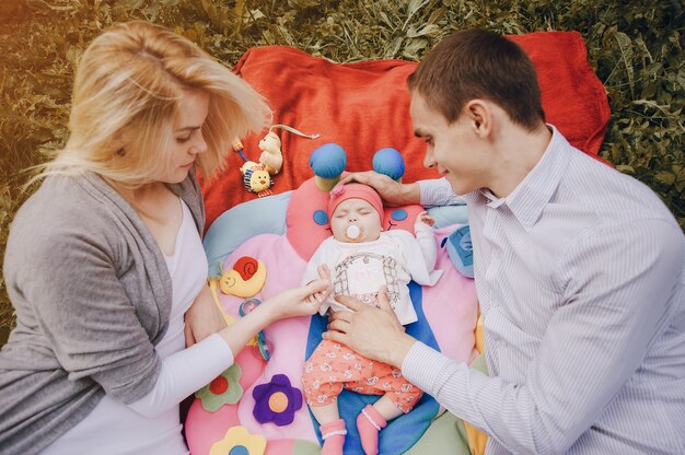 Les jeunes parents qui cherchent à leur bébé endormi