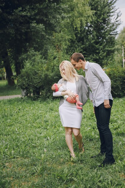 Les jeunes parents qui cherchent à leur bébé