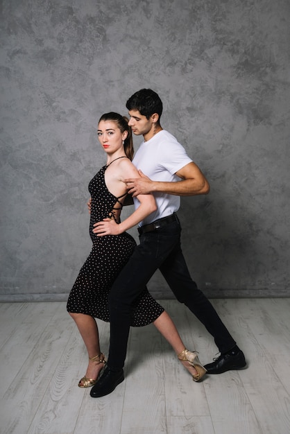 Jeunes partenaires de danse dansant le tango